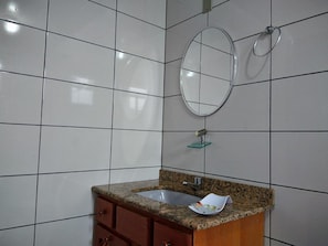 Ensemble douche/baignoire, articles de toilette gratuits