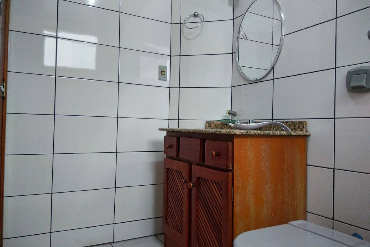 Twin kamer | Badkamer | Een bad/douchecombinatie, gratis toiletartikelen, handdoeken, zeep