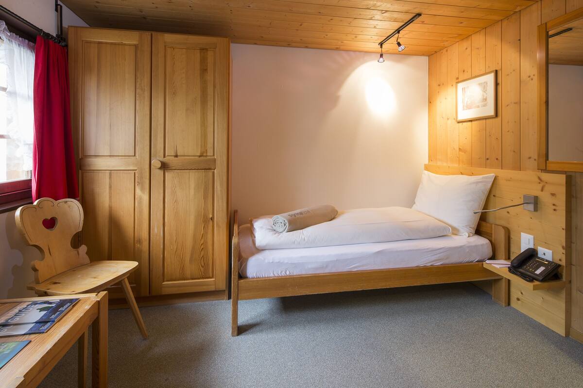 Single Room | Peti besi dalam bilik, katil bayi/kot (percuma), Wi-fi percuma