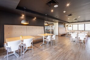 Petit déjeuner, déjeuner et dîner servis sur place