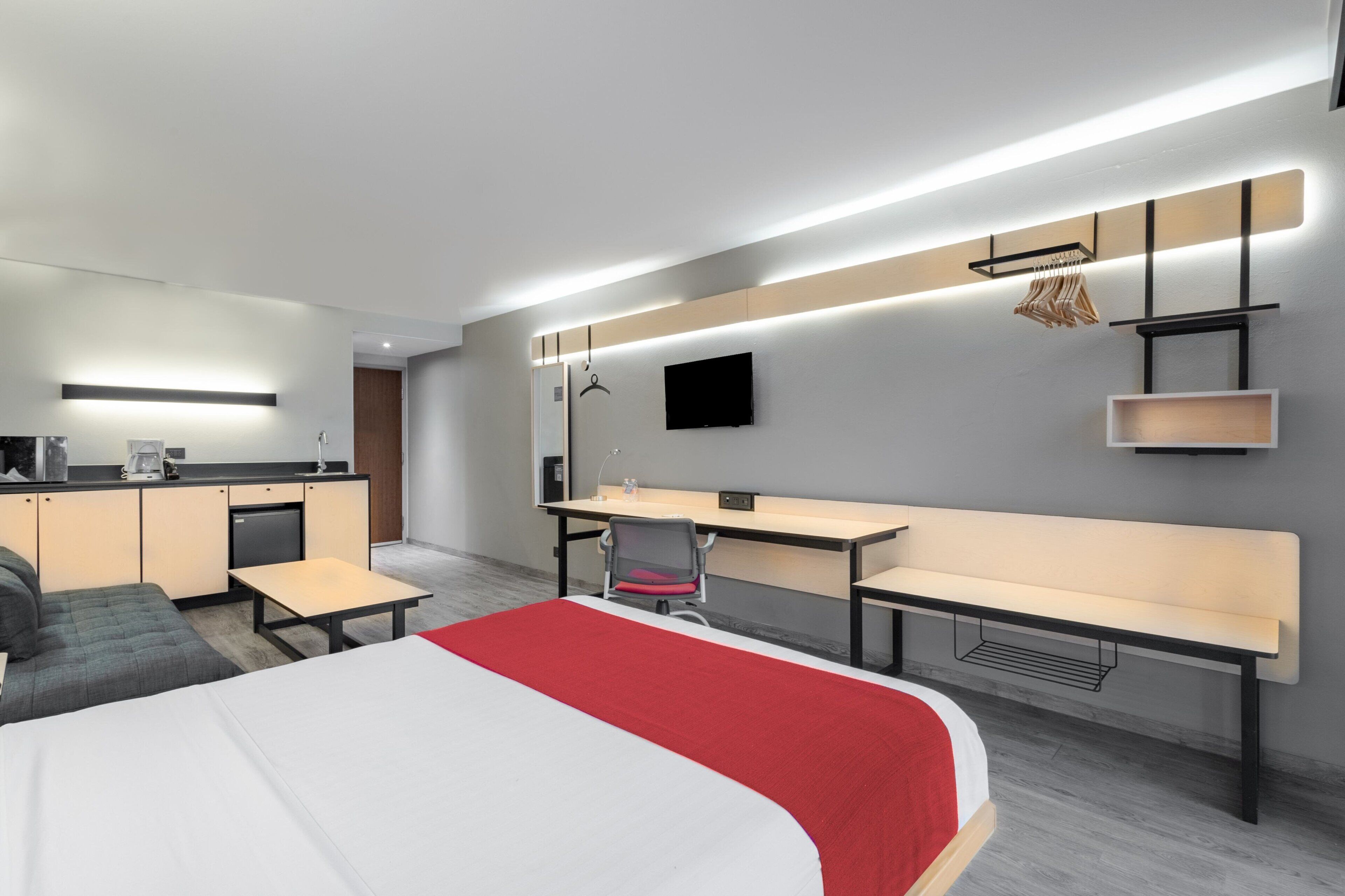 Habitación superior, 1 cama Queen size y sofá cama | Escritorio, cortinas blackout y tabla de planchar con plancha 