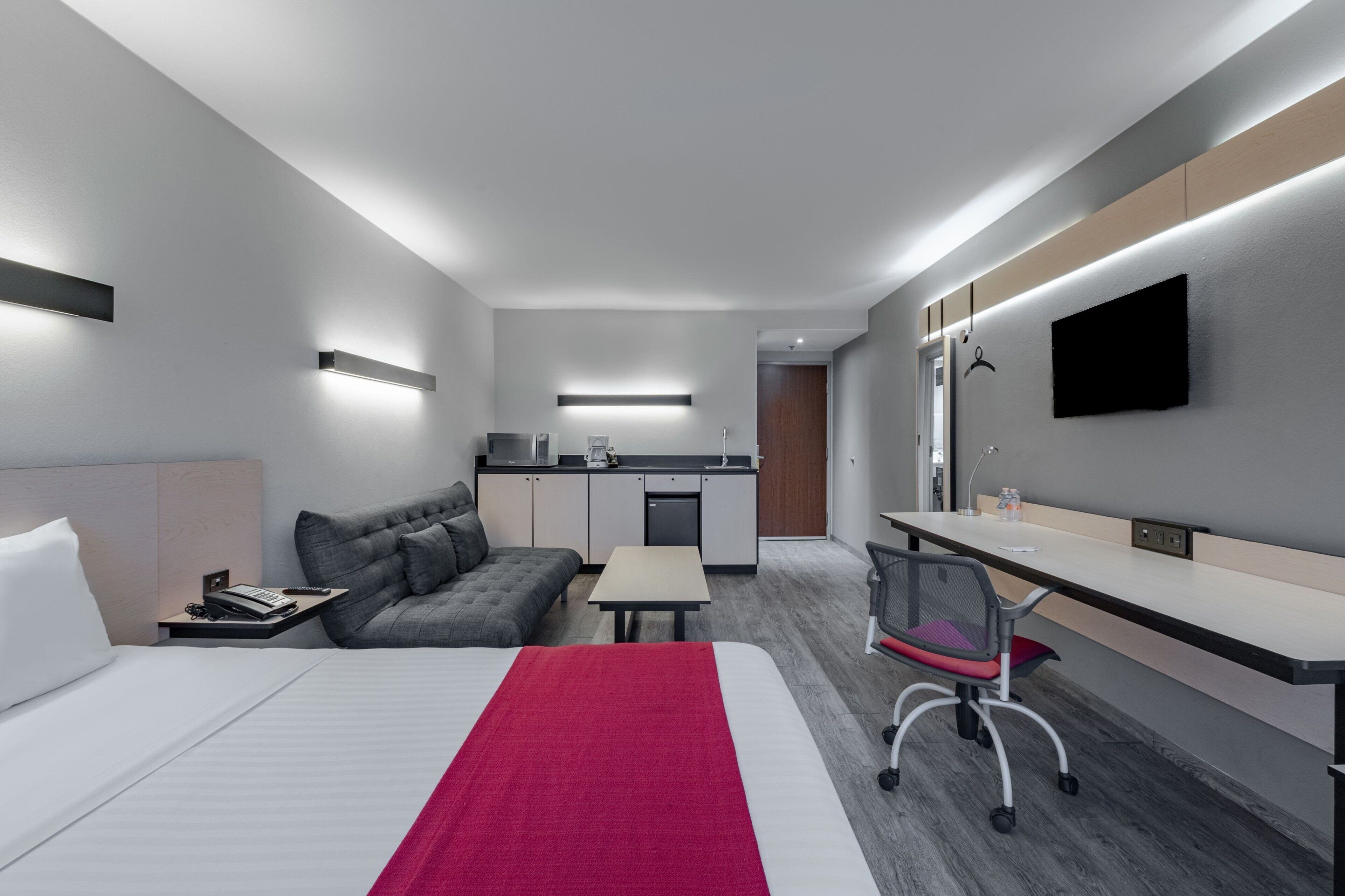Habitación superior, 1 cama Queen size y sofá cama | Escritorio, cortinas blackout y tabla de planchar con plancha 