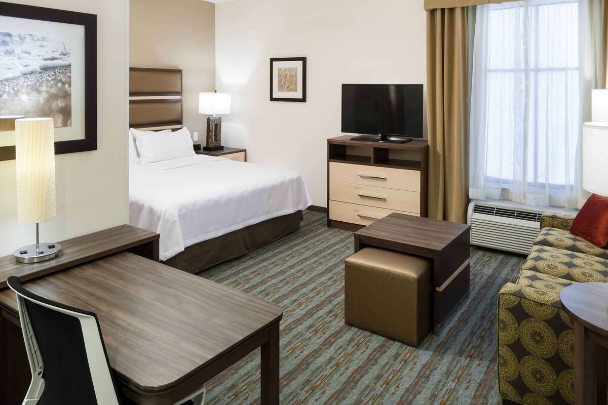 desk, laptop workspace, blackout curtains, free cots/infant beds