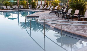 Piscine extérieure, parasols, chaises longues