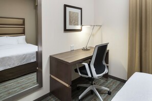 Suite, 1 habitación, para no fumadores | Escritorio, espacio para trabajar con laptop y cortinas blackout 