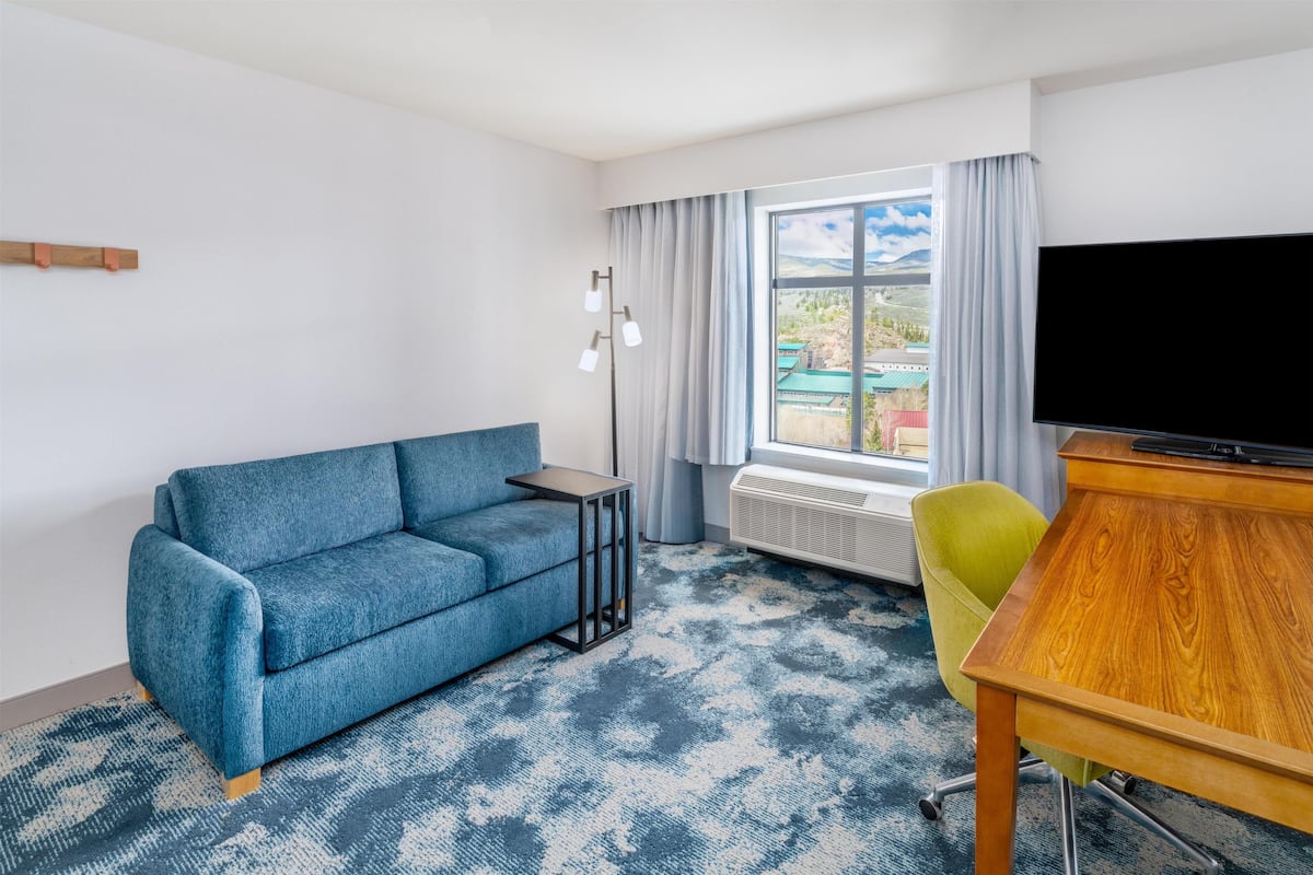 Suite estudio, 1 cama de matrimonio grande, frigorífico y microondas, vistas a la montaña | Cortinas opacas, tabla de planchar con plancha, wifi gratis