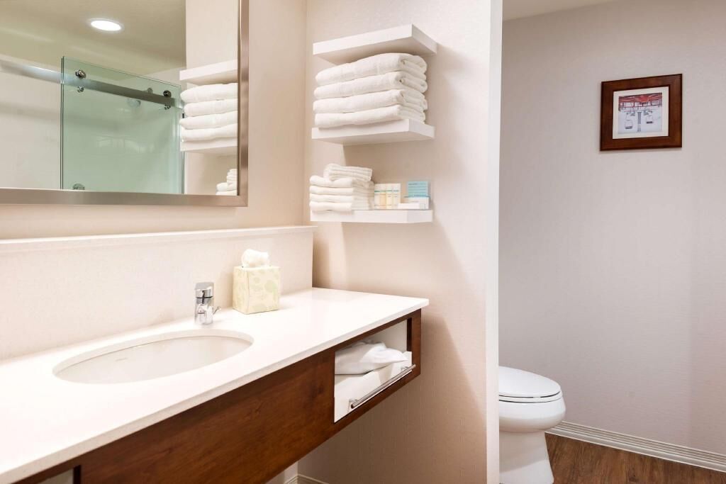 Badrum | Badkar/dusch, gratis toalettartiklar, hårtork och handdukar