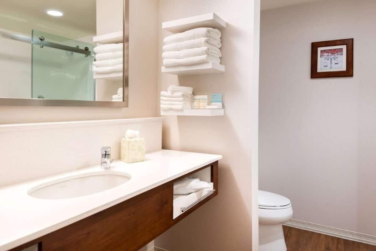 Salle de bain | Ensemble douche/baignoire, articles de toilette gratuits, sèche-cheveux