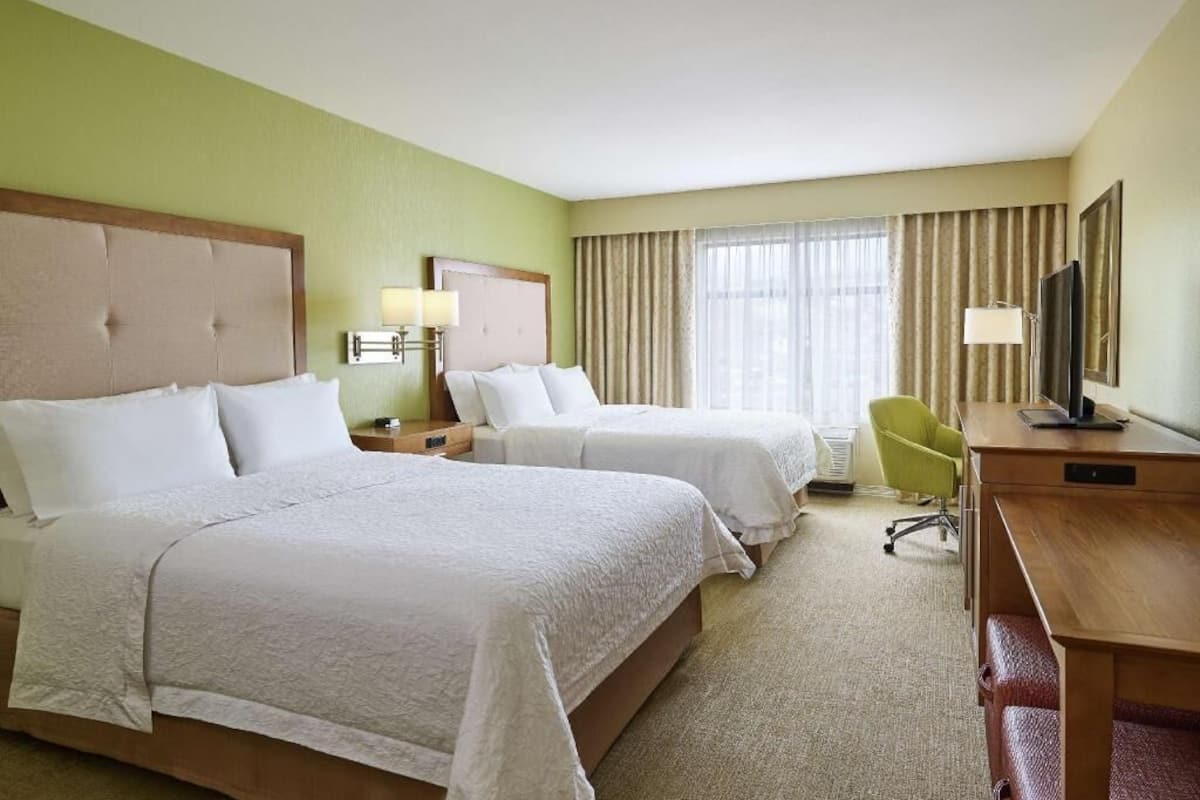 Bureau, espace de travail pour ordinateur portable, rideaux occultants