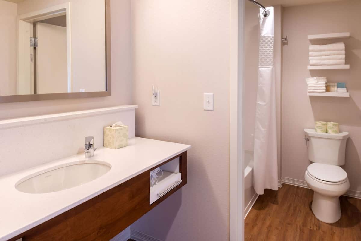 Salle de bain | Ensemble douche/baignoire, articles de toilette gratuits, sèche-cheveux