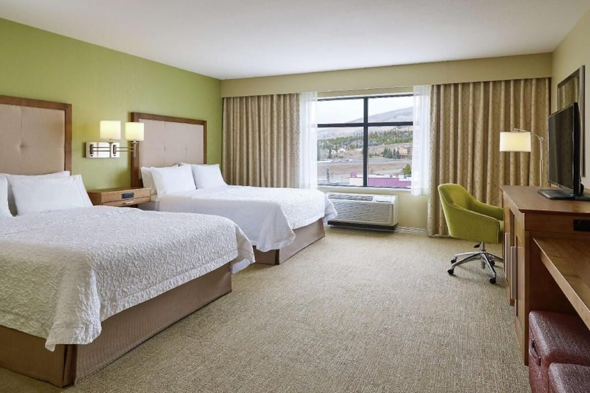 Bureau, espace de travail pour ordinateur portable, rideaux occultants