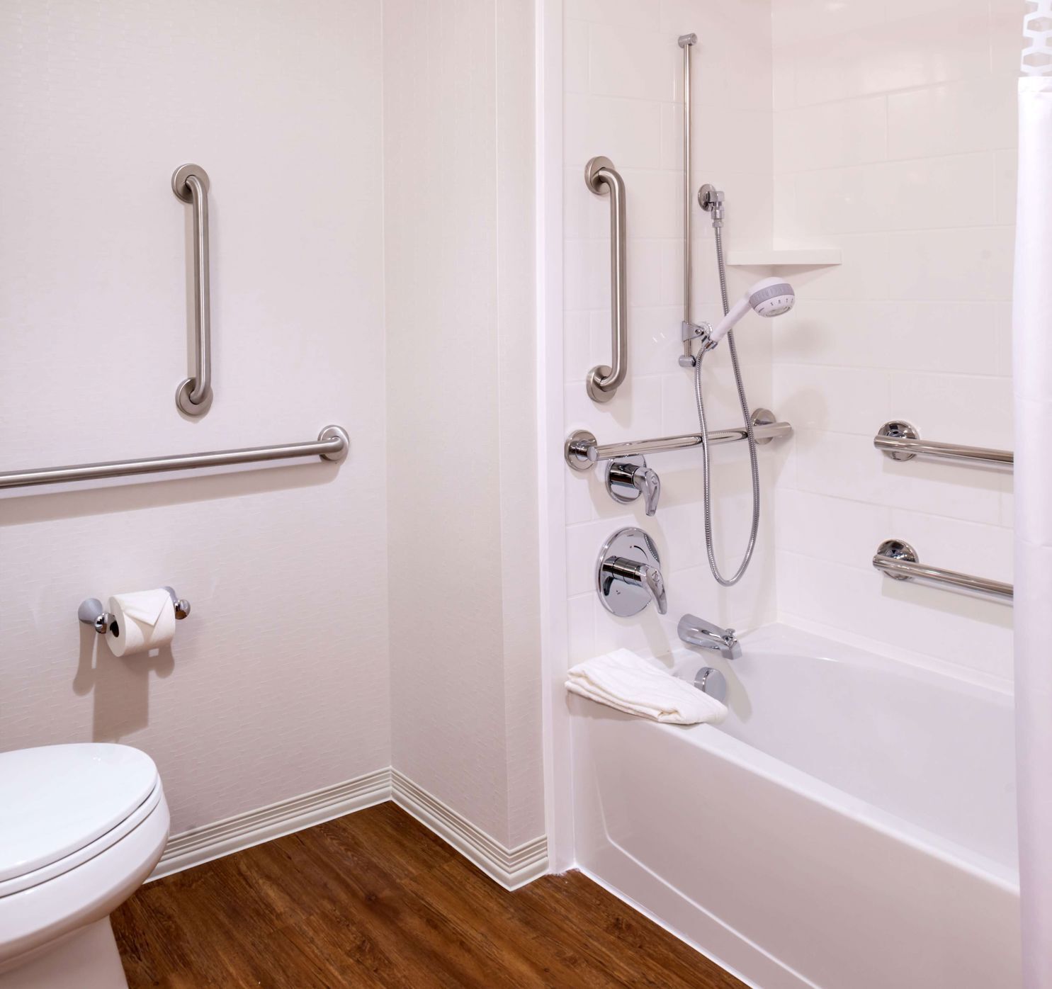 Badrum | Badkar/dusch, gratis toalettartiklar, hårtork och handdukar