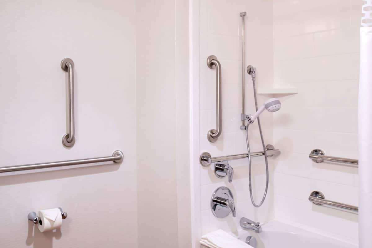 Salle de bain | Ensemble douche/baignoire, articles de toilette gratuits, sèche-cheveux