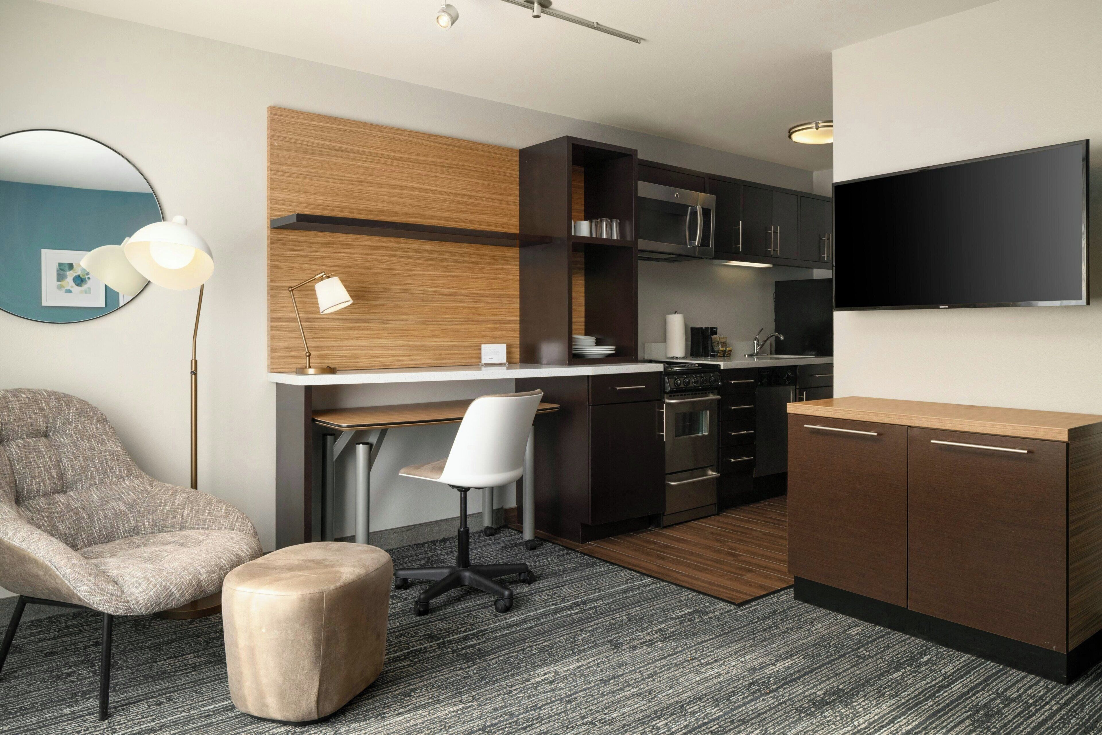 Suite - 1 soveværelse | Privat køkken | Mikrobølgeovn, kogeplade, opvaskemaskine, kaffe-/temaskine