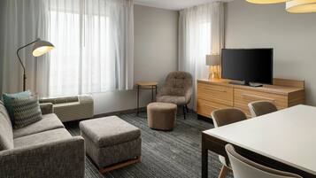 Suite - 2 soveværelser | Opholdsområde | 32-tommers smart-tv med kabelkanaler, tv, Netflix