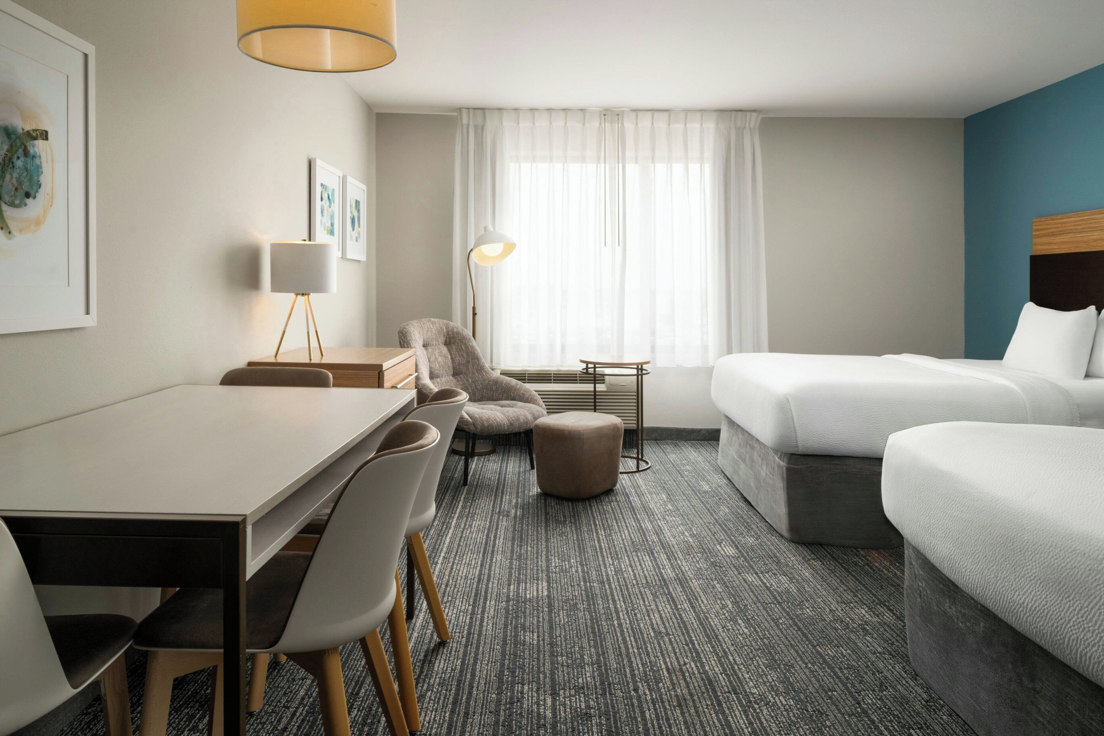 Studiolejlighed - 2 queensize-senge | Pengeskab på værelset, skrivebord, arbejdsområde til bærbare computere