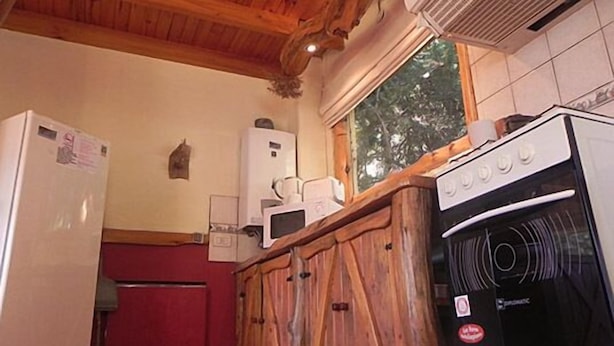 Bungalow (Radal) | Private kitchen | Full-sized fridge, microwave - Cabañas Costa Bonita (Villa Pehuenia)