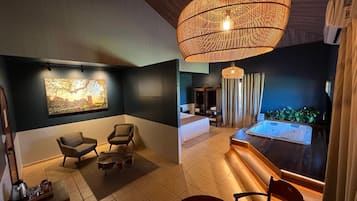 Suite Nascer do Sol | Minibar, individually decorated, desk, blackout drapes