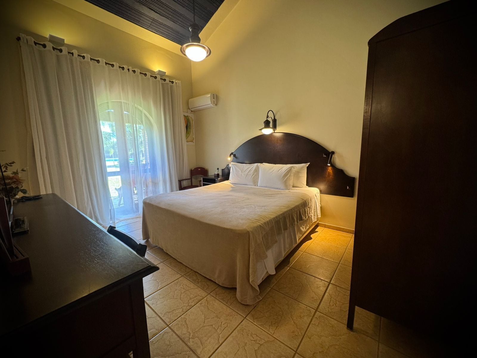 Deluxe-rum | Minibar, individuell inredning, skrivbord och mörkläggningsgardiner