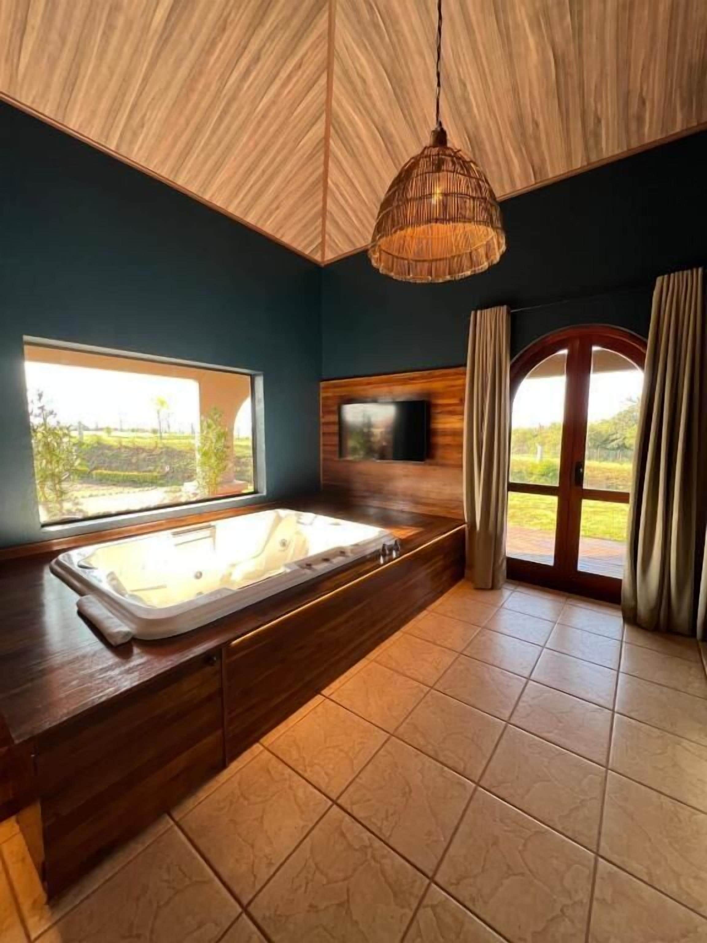 Suite Por do Sol | Minibar, décoration personnalisée, bureau, rideaux occultants