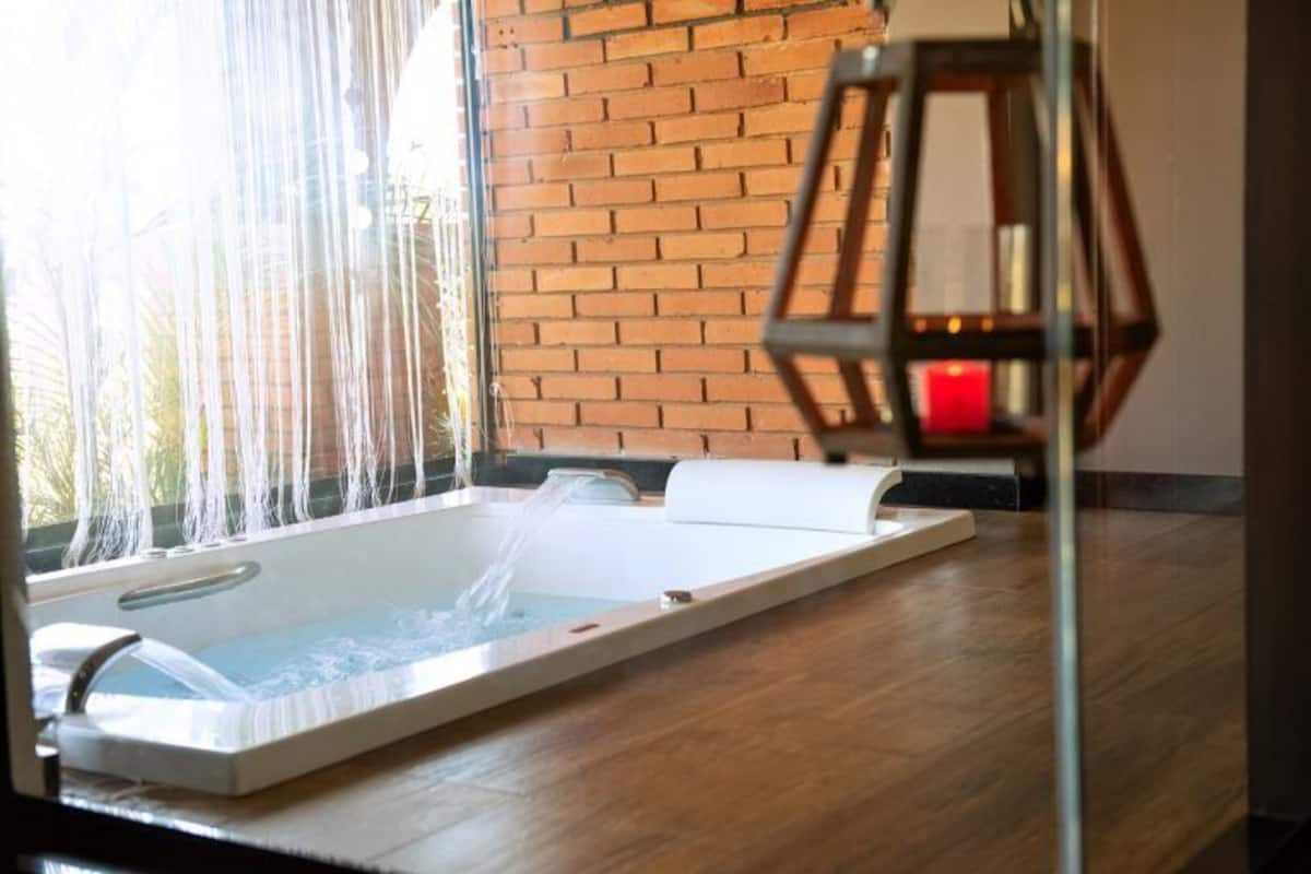 Suite, 1 soverom | Minibar, individuelt dekorert, skrivebord og blendingsgardiner