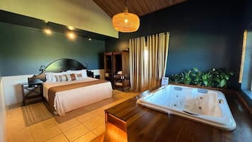 Suite Por do Sol | Frigobar, individualmente decorados, escrivaninha, cortinas blackout