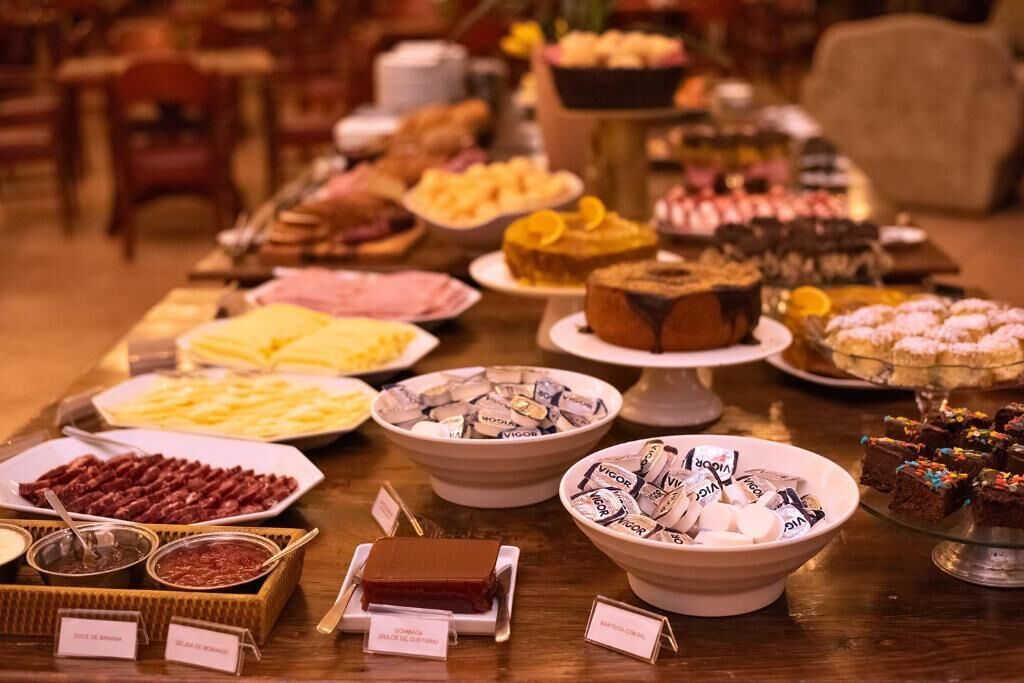 Un buffet proposant une variété de plats, notamment des gâteaux, des pâtisseries et des desserts.