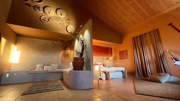 Suite Raizes | Frigobar, individualmente decorados, escrivaninha, cortinas blackout