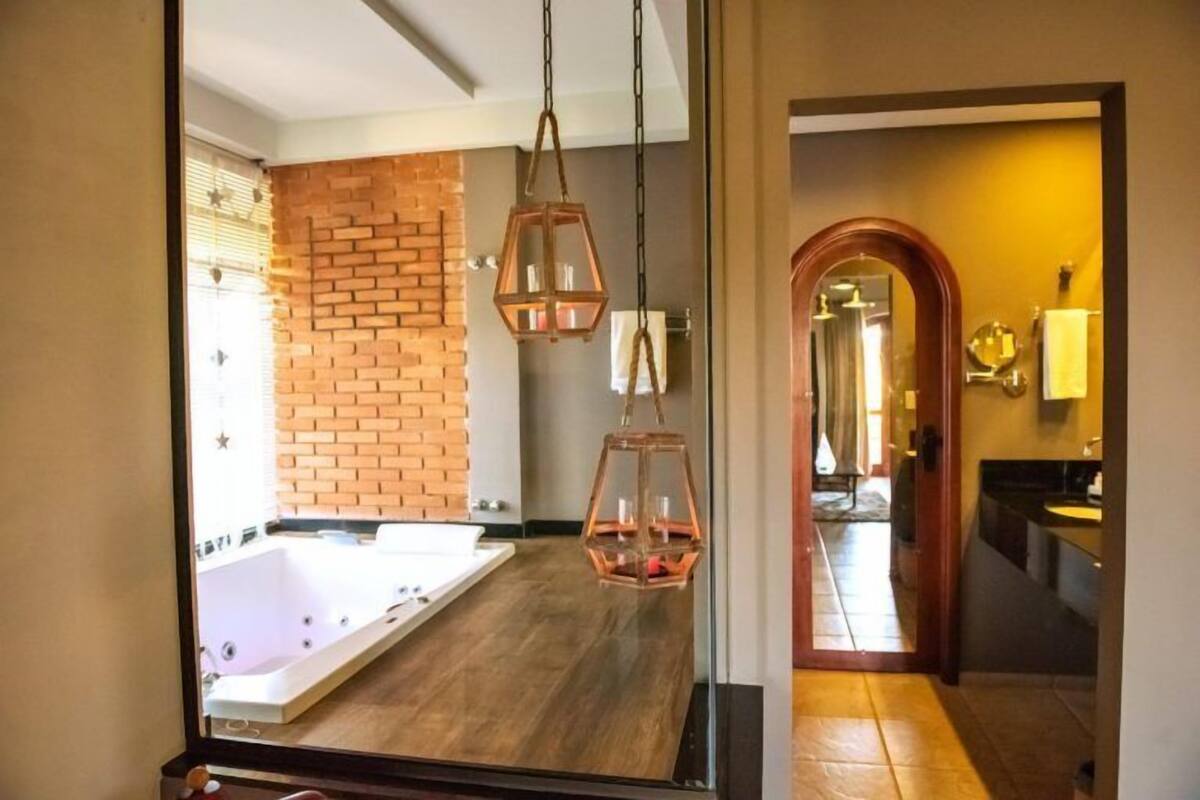 SUITE 10 | Minibar, desk, blackout drapes, WiFi (free)
