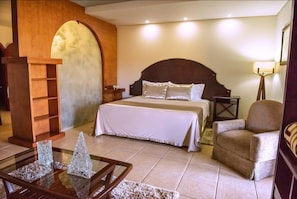 Suite | Minibar, individuelt dekorert, skrivebord og blendingsgardiner