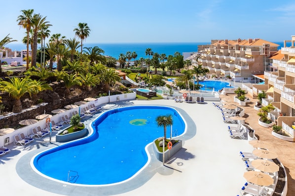 2 buitenzwembaden, parasols voor strand/zwembad