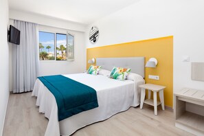 Brankas, dilengkapi dengan perabotan berbeda-beda, dan meja kerja