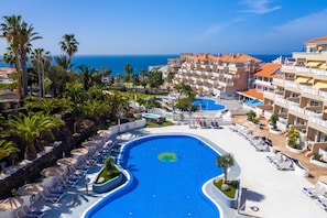 2 piscinas externas, funciona das 9h às 17h, guarda-sóis