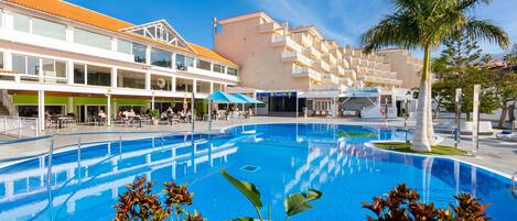 2 albercas al aire libre, sombrillas en la alberca y camastros