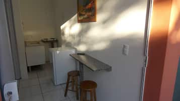 Refrigerador, placa de cocina, utensilios de cocina