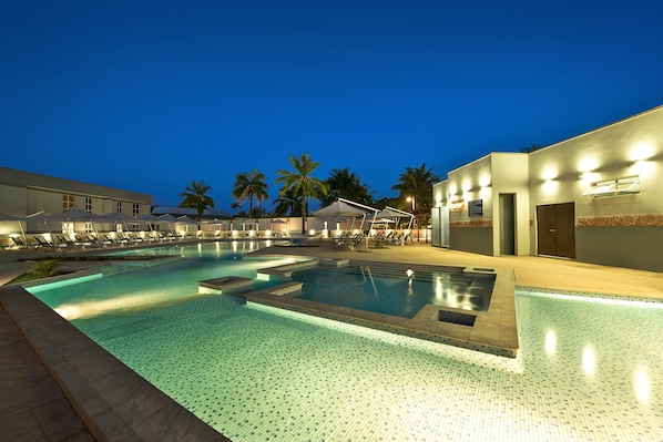 Piscine extérieure, parasols de plage, chaises longues