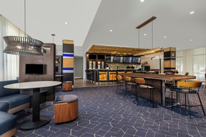 2 restaurants, breakfast, dinner served; American cuisine  - Courtyard by Marriott Oxford (Oxford)