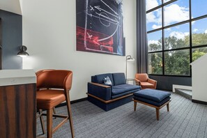 Hypo-allergenic bedding, desk, laptop workspace, blackout drapes - Courtyard by Marriott Oxford (Oxford)