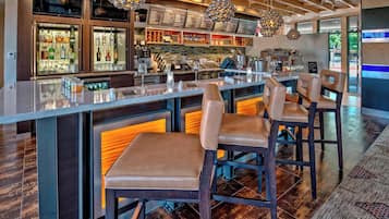 2 bars/lounges