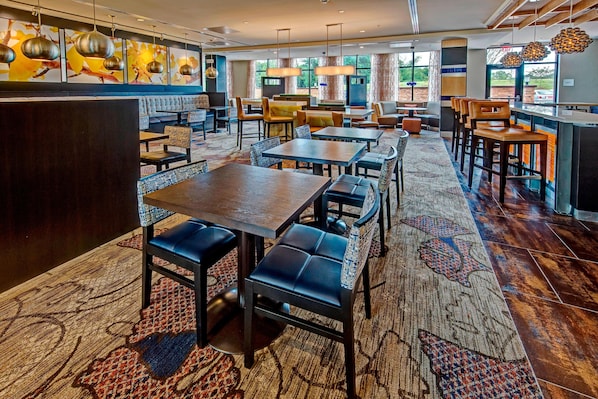 2 restaurants, breakfast, dinner served; American cuisine
