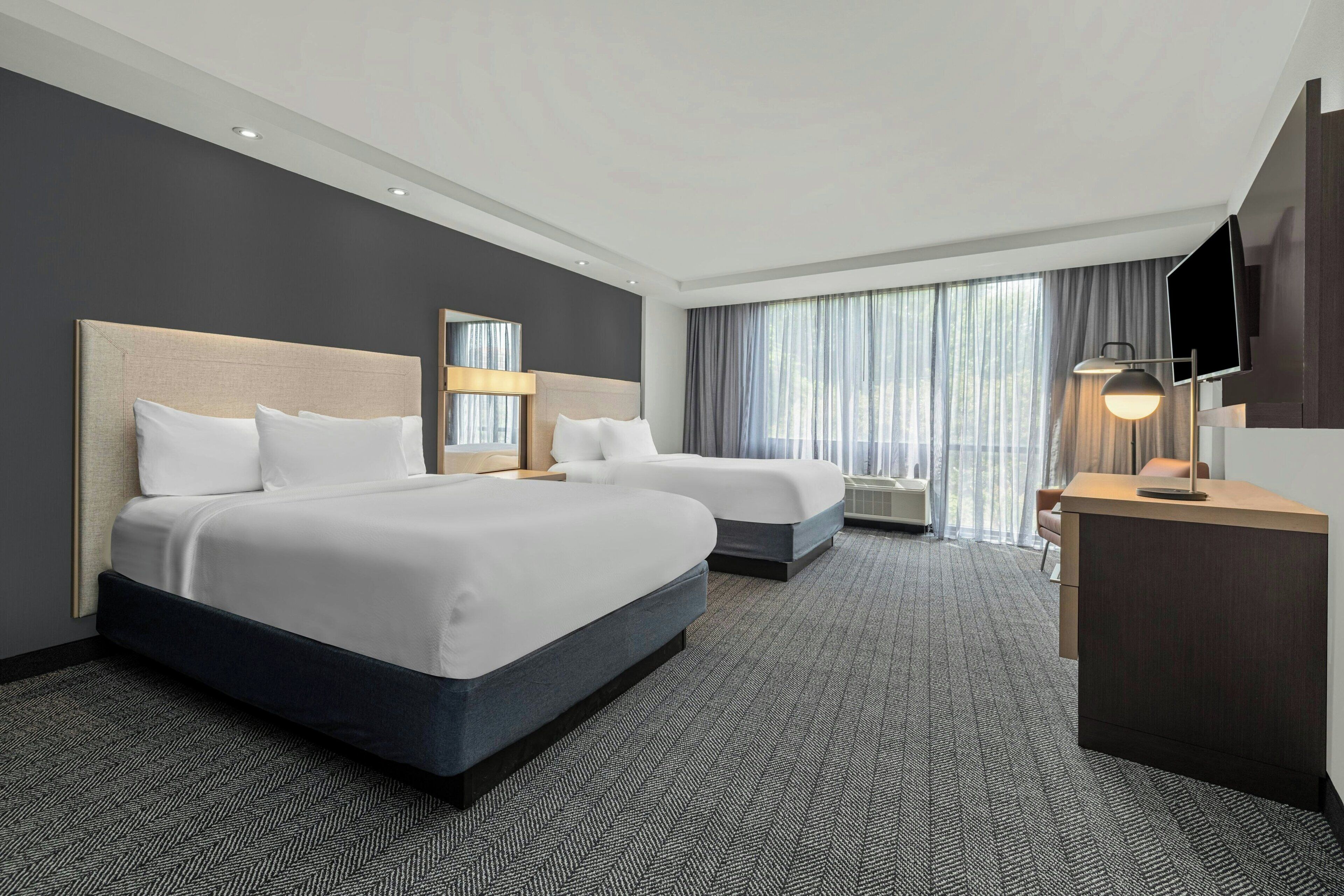 Huone, 2 keskisuurta parisänkyä | Allergiatestatut vuodevaatteet, työpöytä