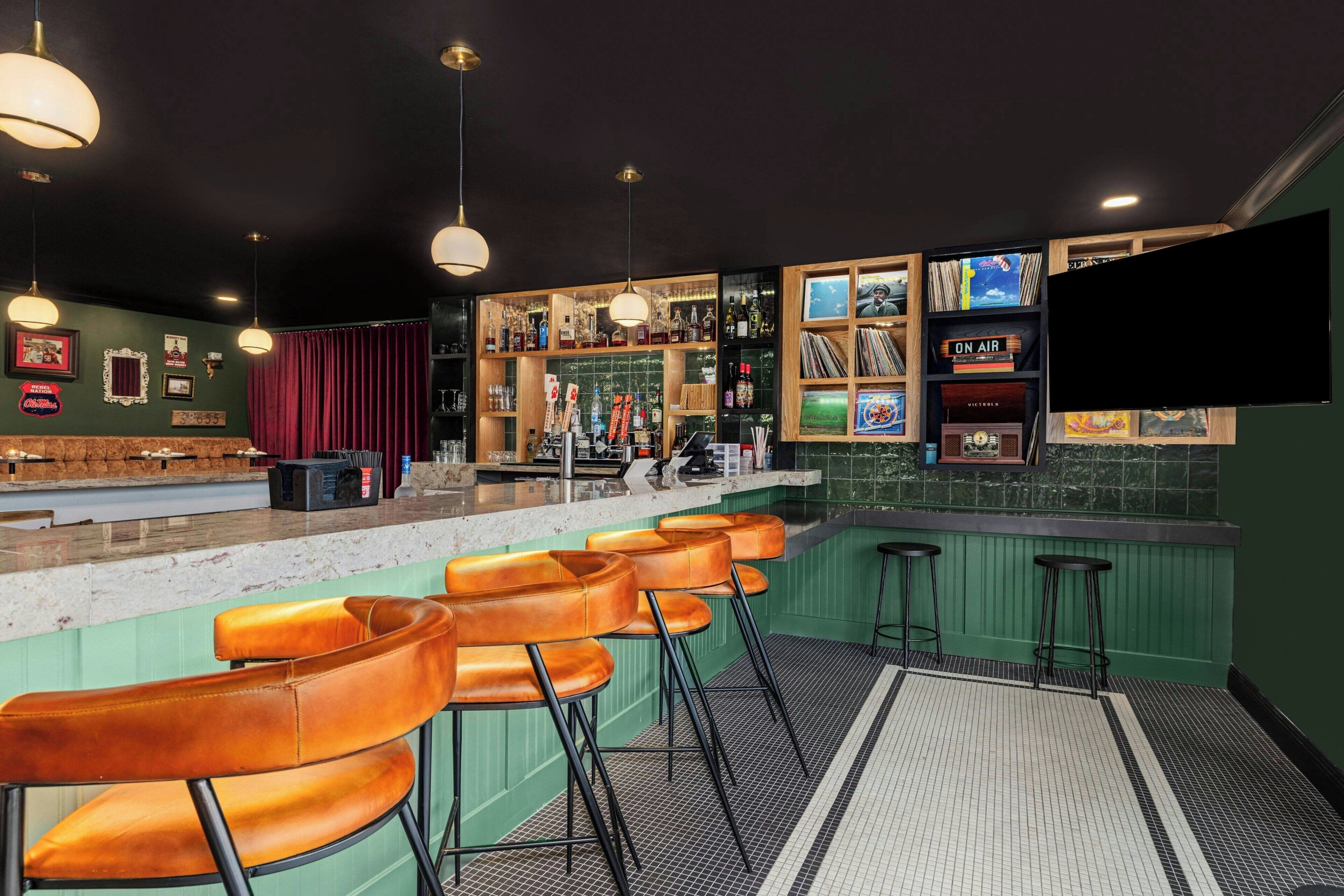 2 bars/lounges