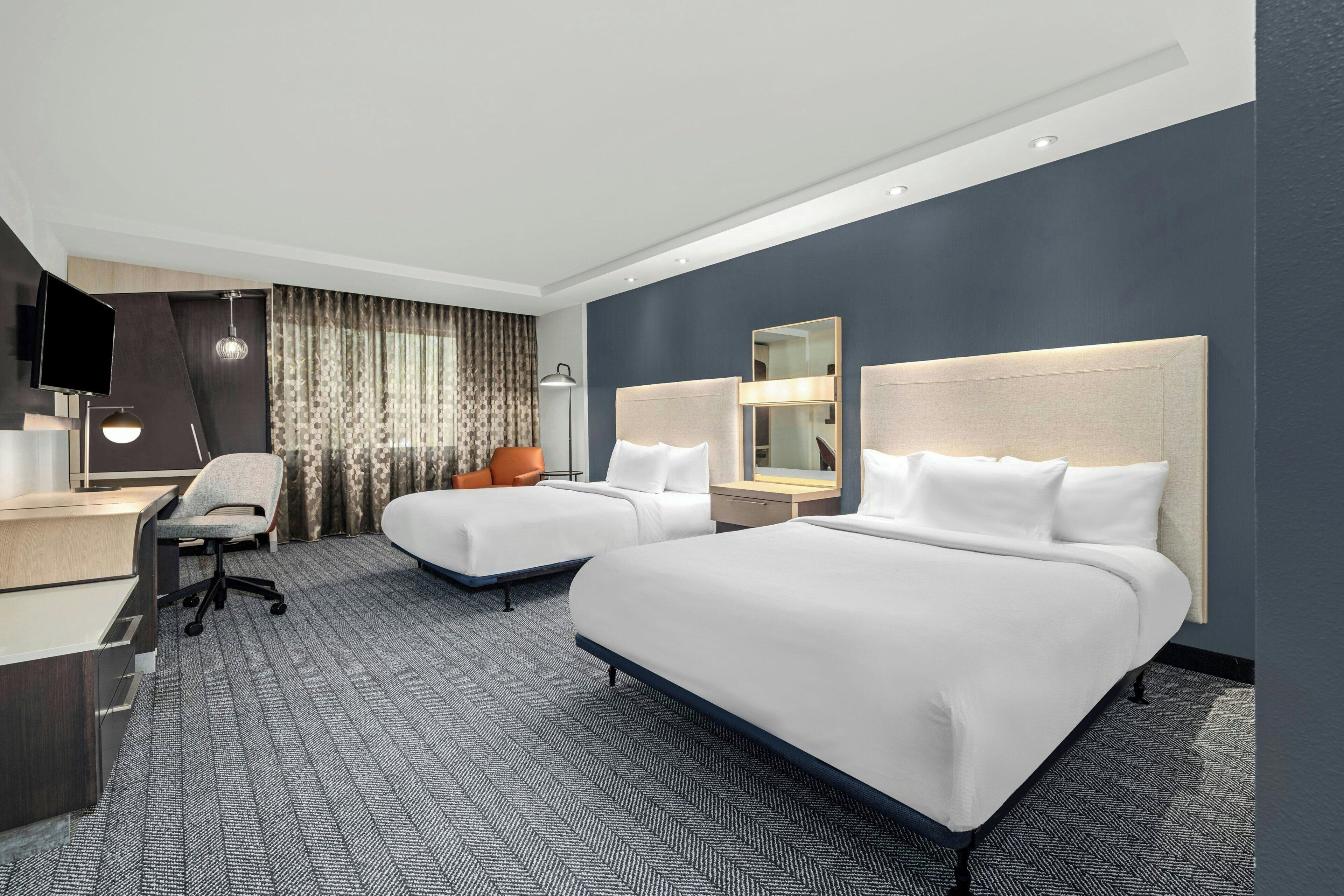 客房, 2 張加大雙人床 | 防敏寢具、書桌、手提電腦工作空間、遮光窗簾/窗簾