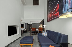 Loft, 1 cama King e sofá-cama | Roupas de cama antialérgicas, escrivaninha