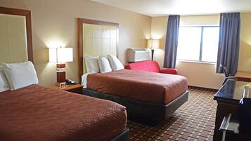 Escritorio, espacio para trabajar con laptop y cortinas blackout