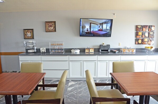 Free daily continental breakfast - Heritage Grand Inn (Canton)