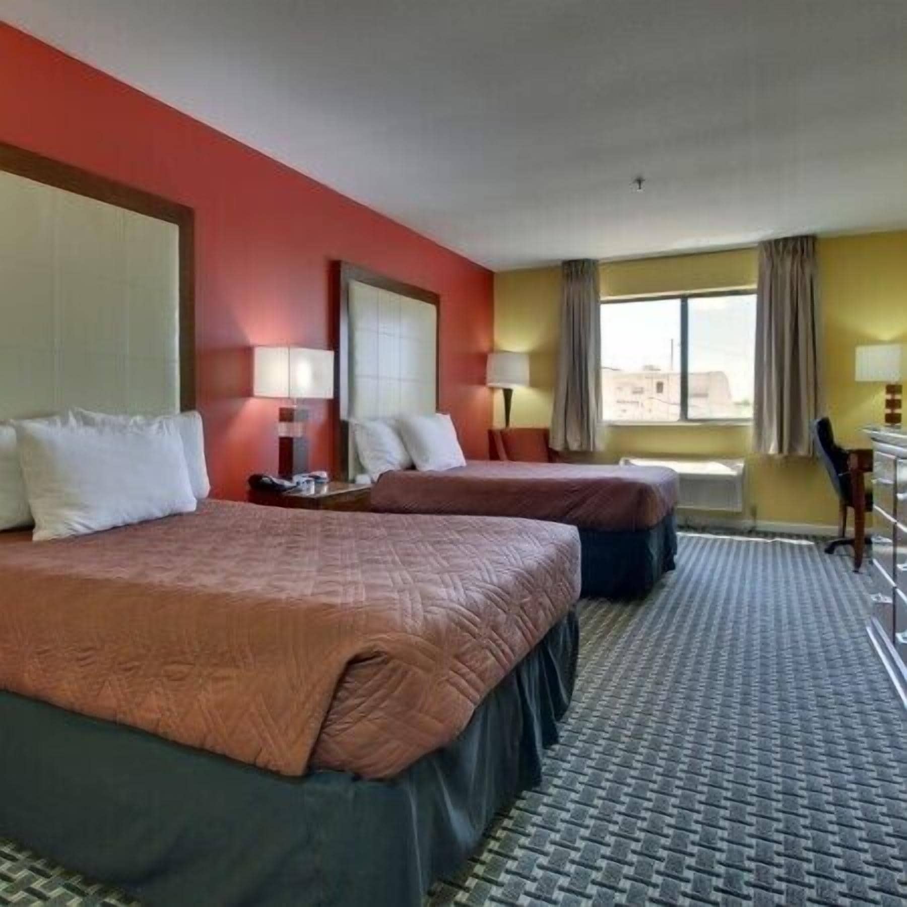 مكتب ومساحة عمل للكمبيوتر المحمول وستائر تعتيم ومكواة/لوح كي