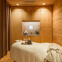 Couples treatment rooms, body treatments, hot stone massages