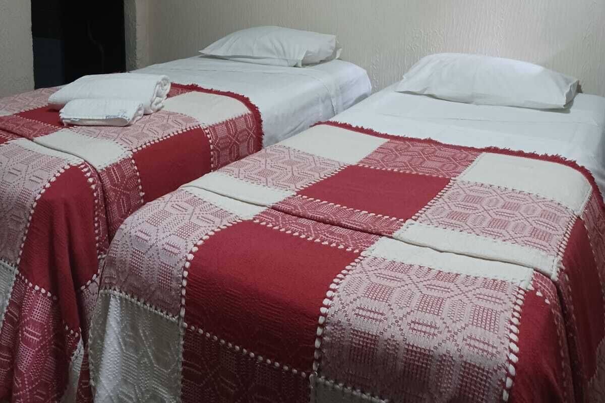 Minibar, decoración personalizada y ropa de cama 