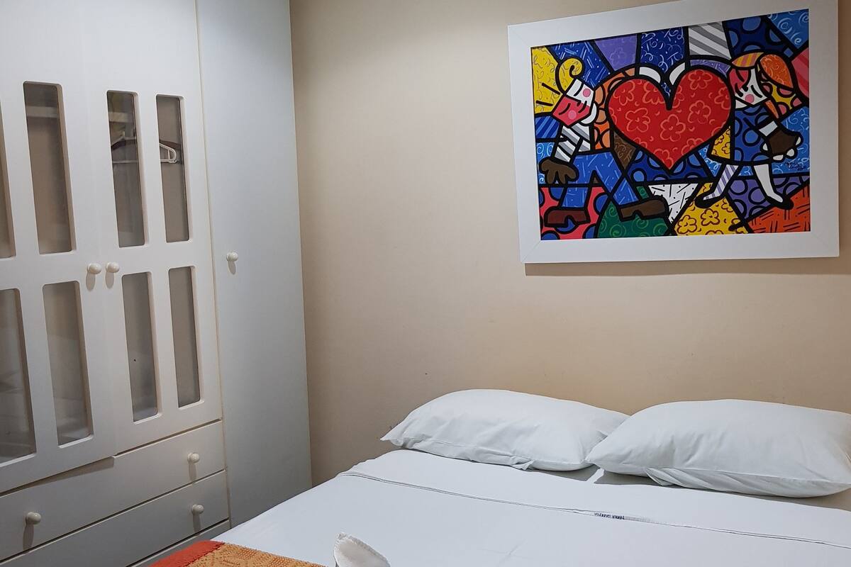 Minibar, decoración personalizada y ropa de cama 